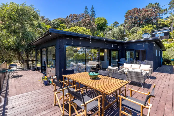 Moana Beach House spacious deck and dining area