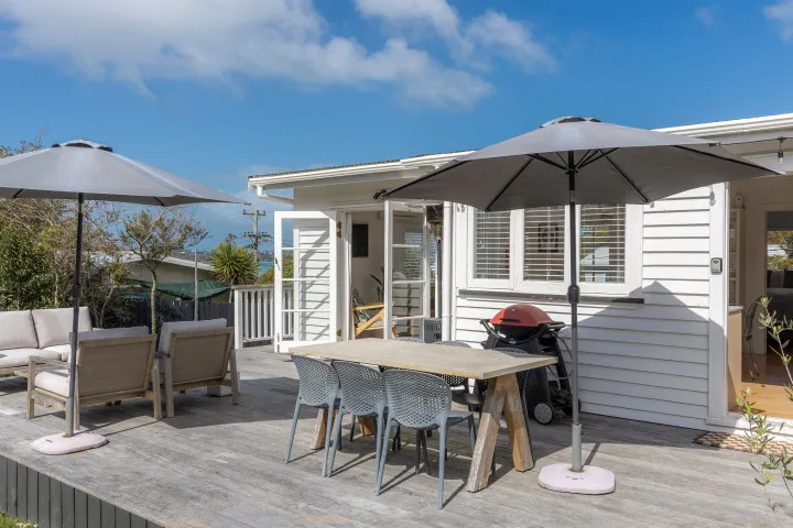 Outdoor dining area and bbq at Tahatai Cottage