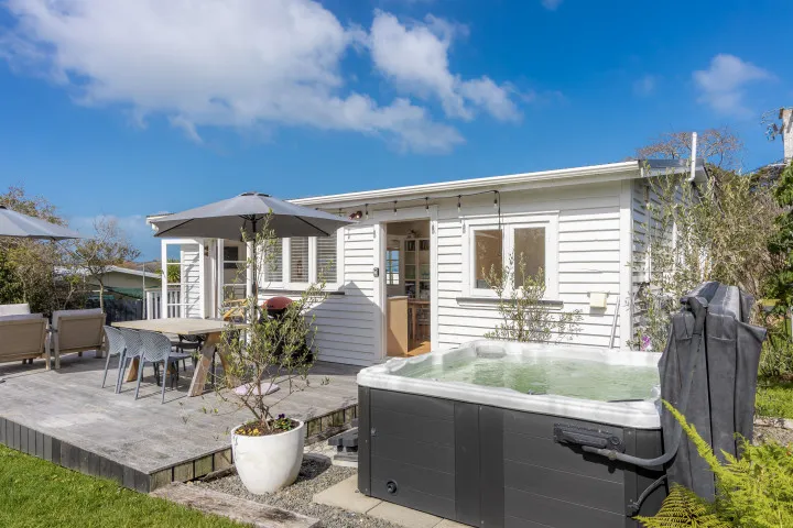 Outdoor living at Tahatai Cottage