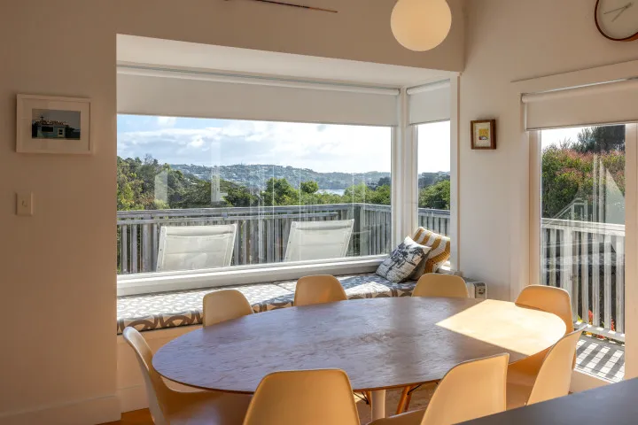 Pacific Views Dining area for up to 8 guests