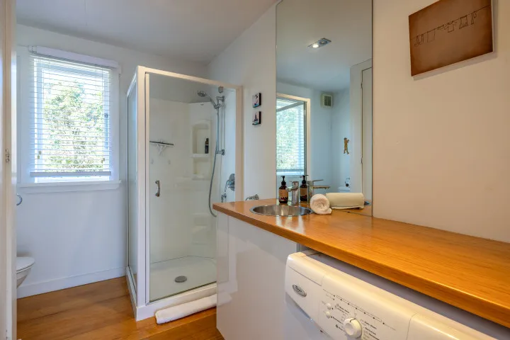 Pacific Views Family bathroom