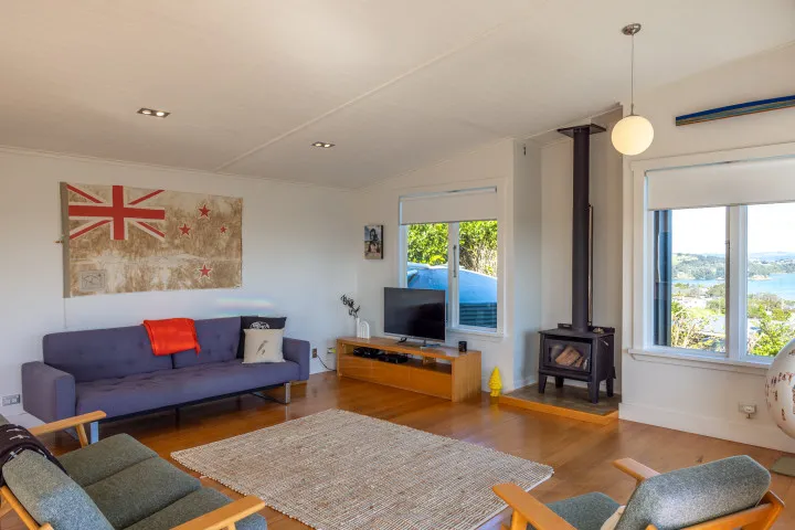 Pacific Views Lounge Area with TV and Fireplace