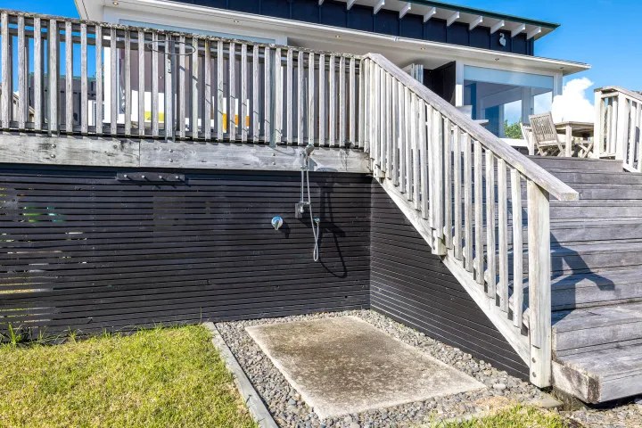 Pacific Views Outdoor shower