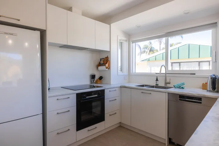 Ridge Cottage Fully equipped kitchen with stove and dishwasher