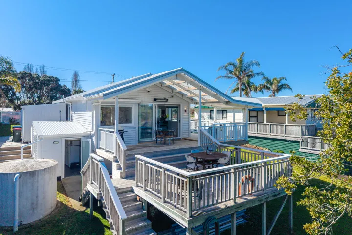 Ridge Cottage Main sun deck v2