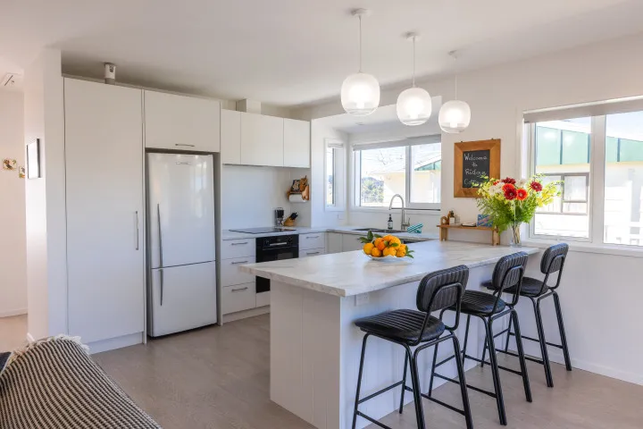 Ridge Cottage Modern kitchen with all appliances