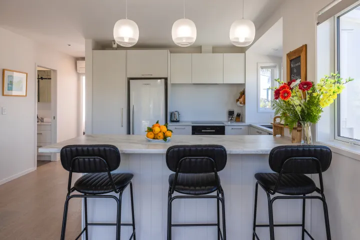 Ridge Cottage Modern kitchen with breakfast bsar