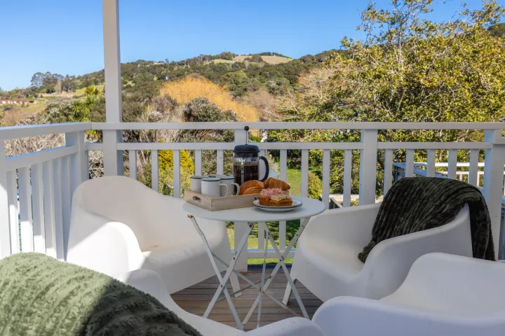 Ridge Cottage covered deck perfect for morning coffee