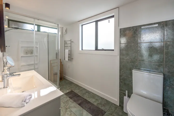 Spinnaker Watch Family Bathroom