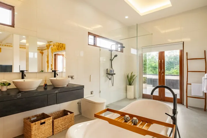 Swarna Mandapa Grand Master ensuite bathroom