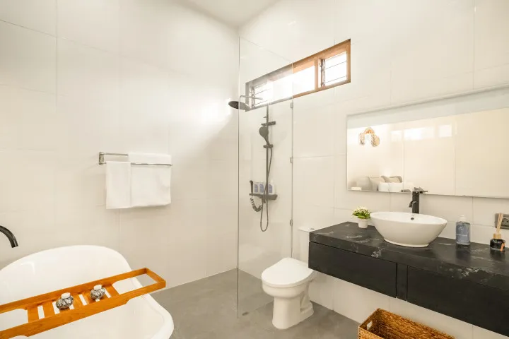 Swarna Mandapa Master bedroom ensuite