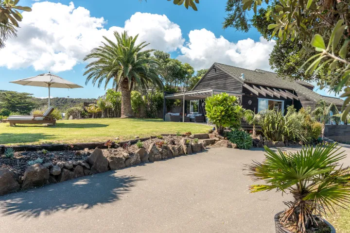 The Point Onetangi Driveway to the house and lawn v2