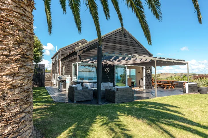 The Point Onetangi Front of the house v2