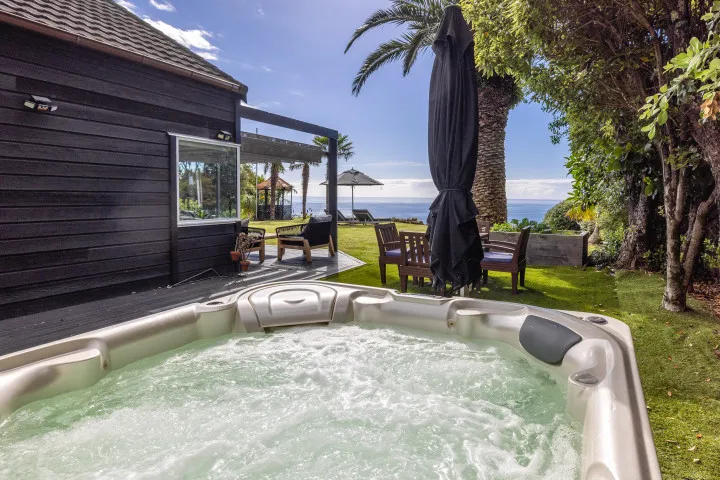 The Point Onetangi Large family hot tub v2