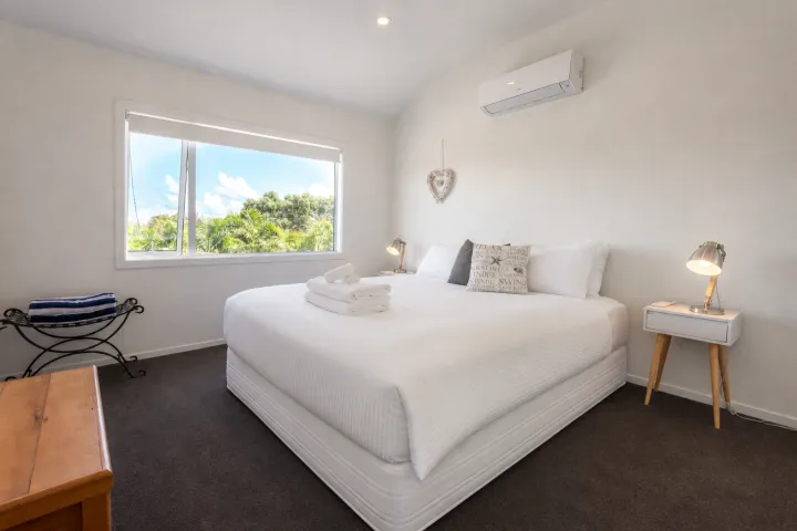 The Point Onetangi Master Bedroom Split King v2