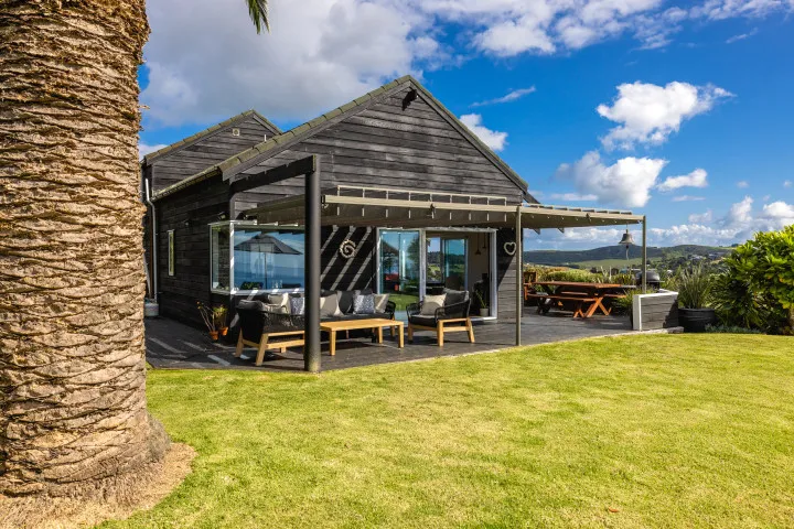 The Point Onetangi Stunning gardens and new furniture