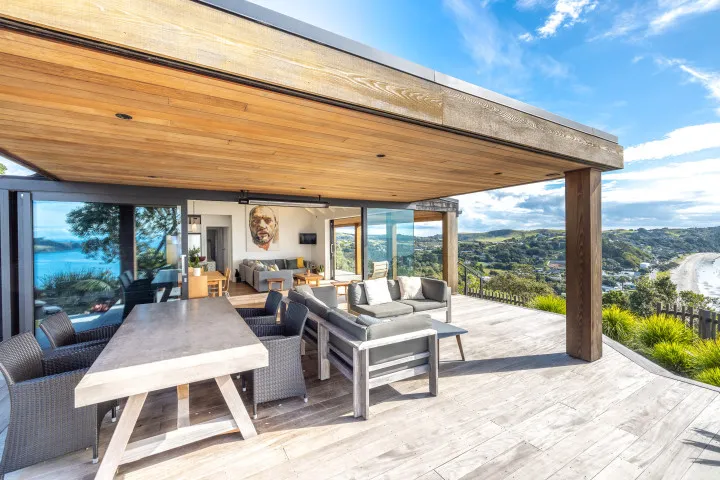 Tidewatch Onetangi Covered Outdoor Dining and Lounge Deck