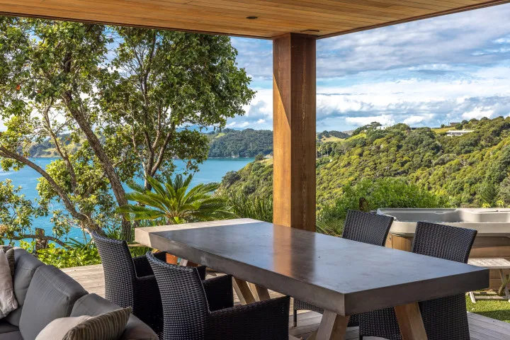 Tidewatch Onetangi Outdoor Dining Table and Spa Pool
