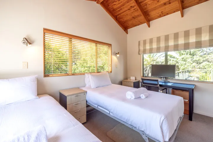 Tikirau Bay Views single bedroom with office area
