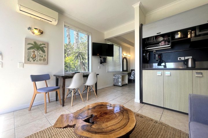 Villa Aqua at Palm Beach Dining area and kitchenette