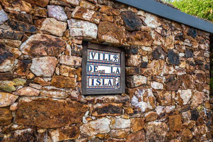 Villa De La Isla Main sign