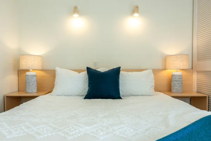 Villa Saphire Bed with tables and lamps v2