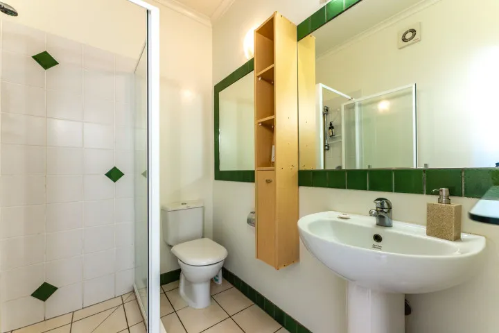 Villa Saphire Fully tiled bathroom v2