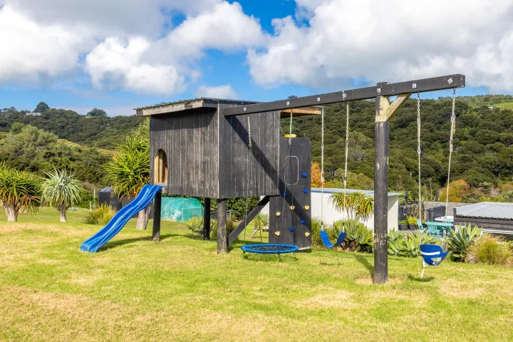 Wharetana Bay Villa Fantastic Childrens play area
