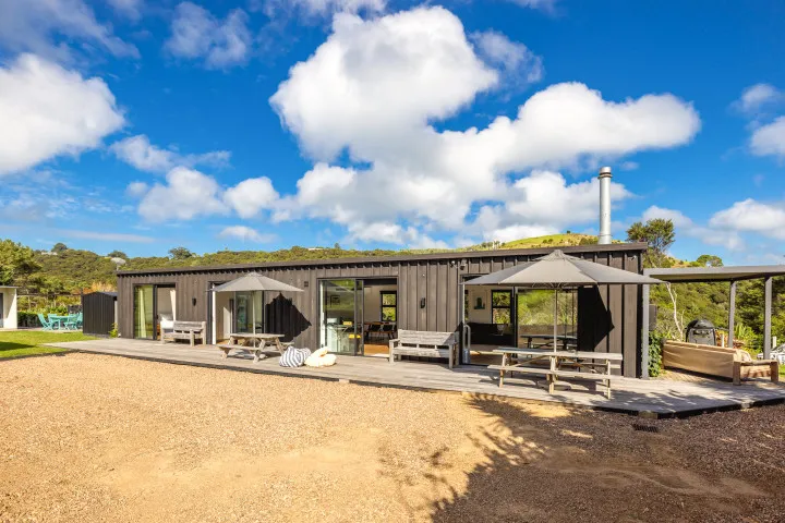 Wharetana Bay Villa Front access of the house