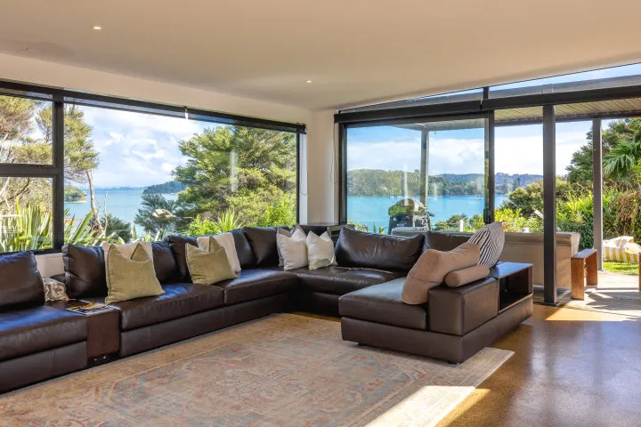 Wharetana Bay Villa Large family sized indoor lounge area