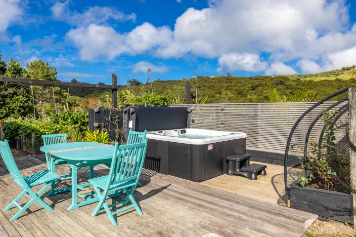 Wharetana Bay Villa Outdoor dining area veggie garden and hot tub