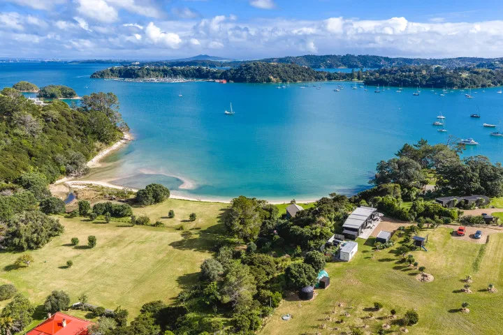 Wharetana Bay Villa Seaviews and private walkway to the beach