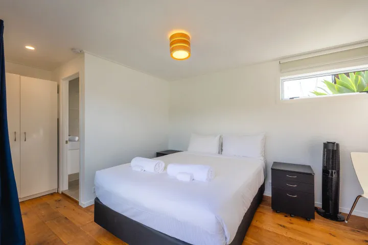 Wharetana Bay Villa Sleepout with premium queen bed and ensuite