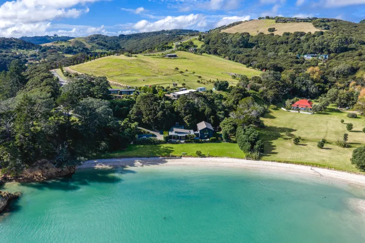 Wharetana Bay Villa Stunning Wharetana Bay perfect for swimming and sunbathing