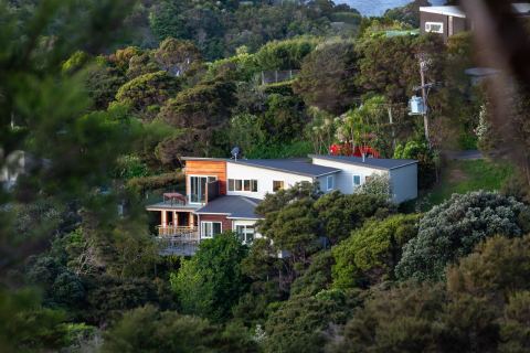 Waiheke Unlimited on Instagram: Summer has arrived at Kingfisher Views ☀️ A beautifully renovated 3-bedroom holiday home on the edge of Oneroa, with...